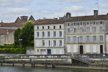 Fototapeta na wymiar Anciens hôtels particuliers convertis en appartements au bord de la Charente à Jarnac