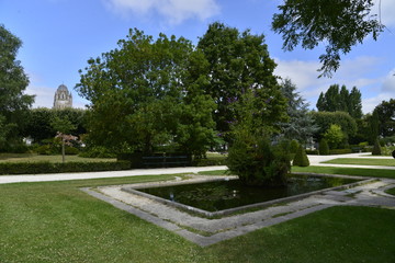 Petite pièce d'eau au jardin Fernand Chapsal et le clocher de la cathédrale St-Pierre de Saintes 