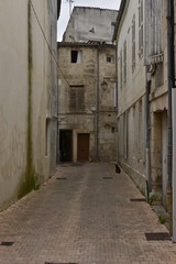 Fototapeta na wymiar Bout d'une des impasses dans le centre médiéval de Saintes