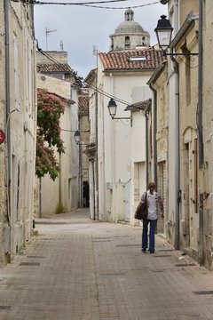 Fototapeta Promenade solitaire au centre historique et médiéval de Saintes 