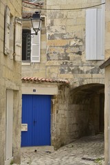 Fototapeta na wymiar Ruelle passant sous une arcade au centre historique et médiéval de Saintes