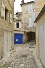 Fototapeta na wymiar Ruelle à gros pavés typique du centre-ville médiévale de Saintes