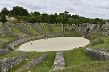 L'arène gallo-romaine et sa piste restaurée à Saintes