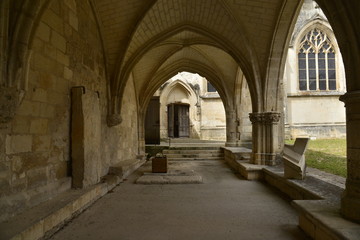 Fototapeta na wymiar La galerie du cloître à la cathédrale St-Pierre de Saintes 