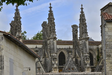 Fototapeta na wymiar Restes des arcs-boutants suite au remaniement de la toiture de la nef principale de la cathédrale St-Pierre de Saintes