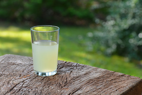 Limonade, Zitronensaft, Glas, Erfrischung, Saft, Garten, rustikal, Holztisch, Getr&auml;nk, Brause