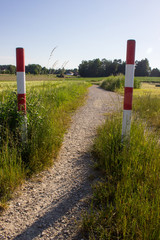 Feldweg mit Begrenzungspfosten in Bayern