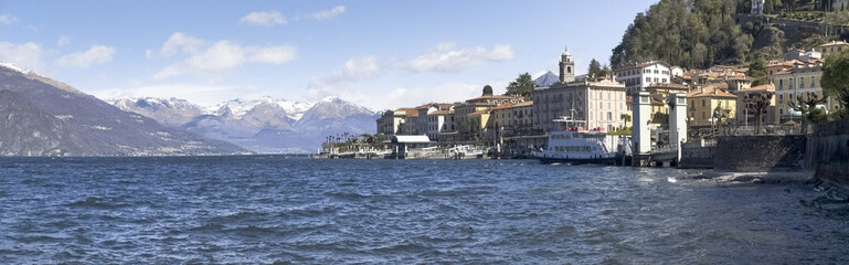 Fototapeta na wymiar Dock of Bellagio with nineteenth-century historic homes.