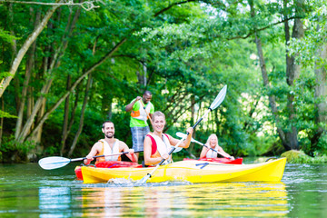 Freunde fahren im Kajak auf Wald Fluss 