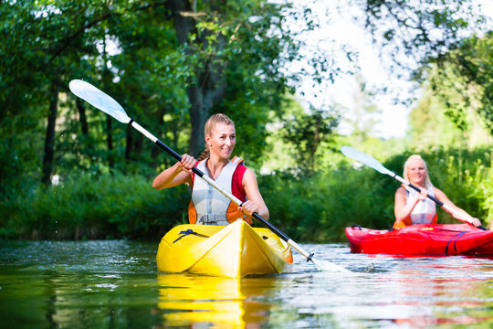 Freunde paddeln im Kanu auf Wald Fluss 