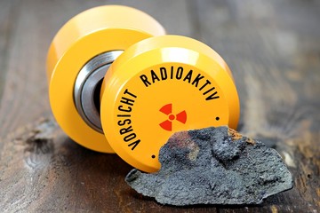Pechblende mit Strahlenschutzbehälter