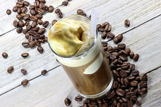 selbstgemachter Eiskaffee auf hellem Holzhintergrund
