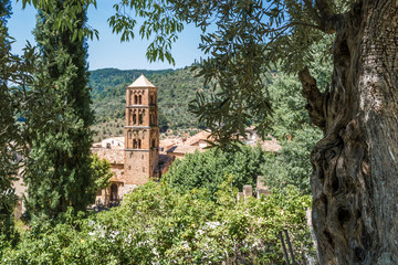 Fototapeta na wymiar Church in Moustiers-Sainte-Marie (Provence, France)