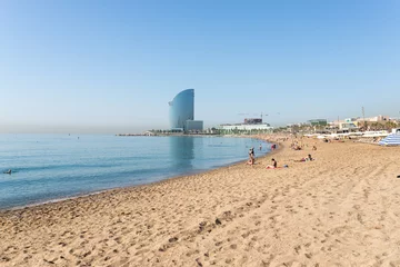 Tableaux ronds sur plexiglas Anti-reflet Barcelona The beach of Barceloneta early morning. In the background the huge Barcelona-W hotel. The beach is in close to down town and very famous in Barcelona