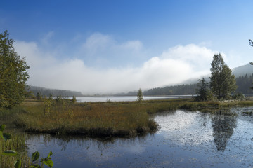 Der Morgennebel lichtet sich über dem See Kjemsjøen, Hedmark, Norwegen