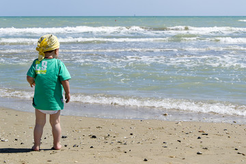 Bambino in spiaggia