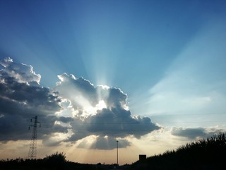 Contrasti e colori tra le nuvole al tramonto