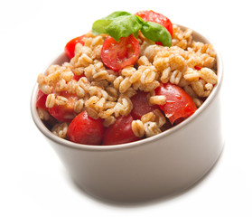 Insalata di farro, pomodori datterini, aglio e basilico