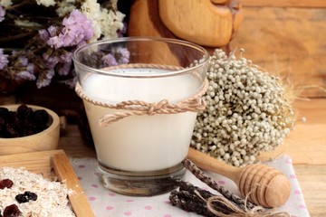 Oat flakes with currant dried fruit and milk
