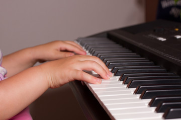 Fototapeta na wymiar Kinderhände spielen Keyboard