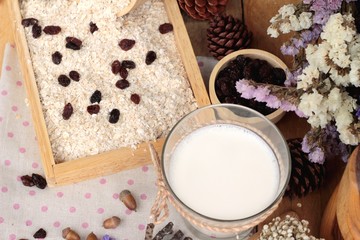 Oat flakes with currant dried fruit and milk