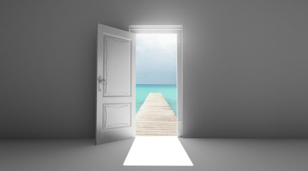 Naklejka premium Porta aperta con pontile mare