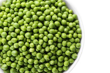Fototapeta na wymiar Fresh green peas in bowl close up