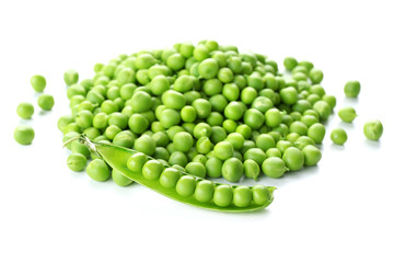 Fototapeta na wymiar Heap of fresh green peas isolated on white
