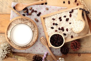 Oat flakes with currant dried fruit and milk