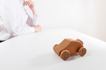 車について議論している男性