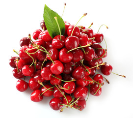 Obraz na płótnie Canvas Pile of fresh cherries isolated on white