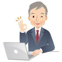 ビジネスマン　シニア男性　パソコン操作　オッケー