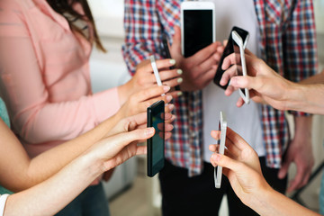 Obraz premium Many hands holding mobile phones close up