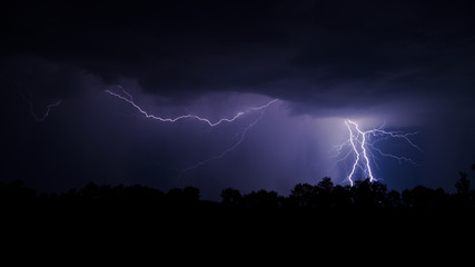 Fototapeta na wymiar Gewitter über Feld mit Unwetter Blitzeinschlag