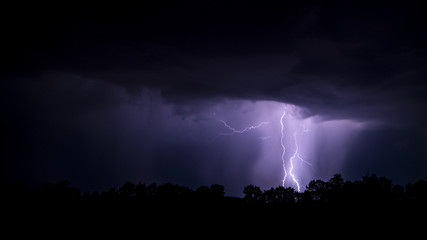 Fototapeta na wymiar Gewitter über Feld mit Unwetter Blitzeinschlag