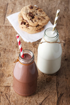 Fresh milk with drinking straw and cookies