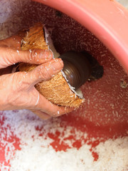 Coconut flakes preparation in home conditions © Natalia Schuchardt