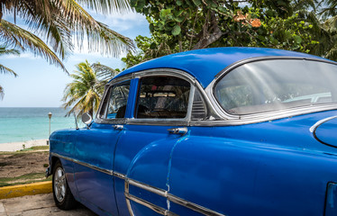 Kuba Varadero Oldtimer parkt in der Nähe vom Strand
