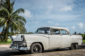 Plakat HDR Kuba Varadero weisser Oldtimer parkt unter blauem Himmel