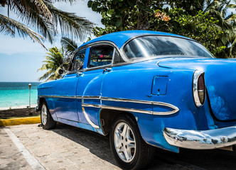 HDR Kuba Varaderoblauer  Oldtimer parkt in der Nähe vom Strand