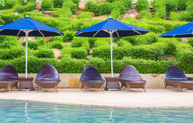 Obraz premium Swimming pool with relaxing seats