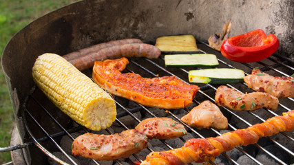 Grill mit unterschiedlichen Leckereien