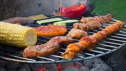 Grill mit unterschiedlichen Leckereien