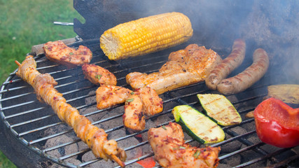Grill mit unterschiedlichen Leckereien
