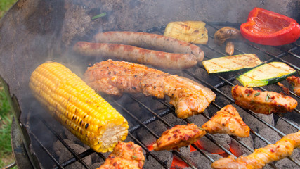 Grill mit unterschiedlichen Leckereien