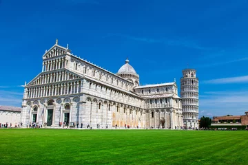 Photo sur Aluminium Tour de Pise PISA, ITALY - MAY 10, 2014: Tourists on Square of Miracles visiting Leaning Tower in Pisa, Italy. Leaning Tower of Pisa is campanile and is one of the most famous buildings in the world