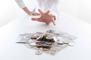 お金を奪おうとしている人間の手