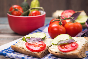 sandwich with tomatoes