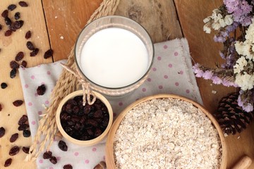 Oat flakes with currant dried fruit and milk