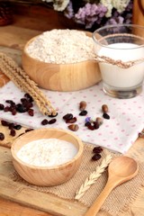 Oat flakes with currant dried fruit and milk